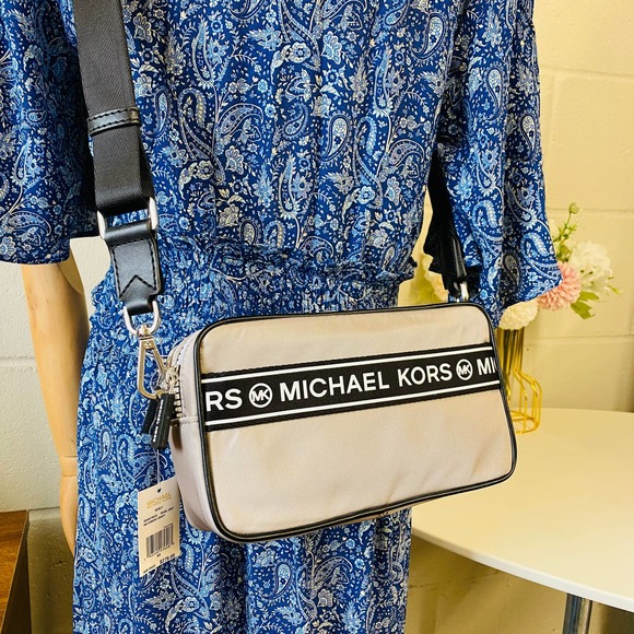 Michael Kors 35H9SY9C5C Small Camera Crossbody Shoulder Bag IN PEARL GREY - Picture 1 of 8